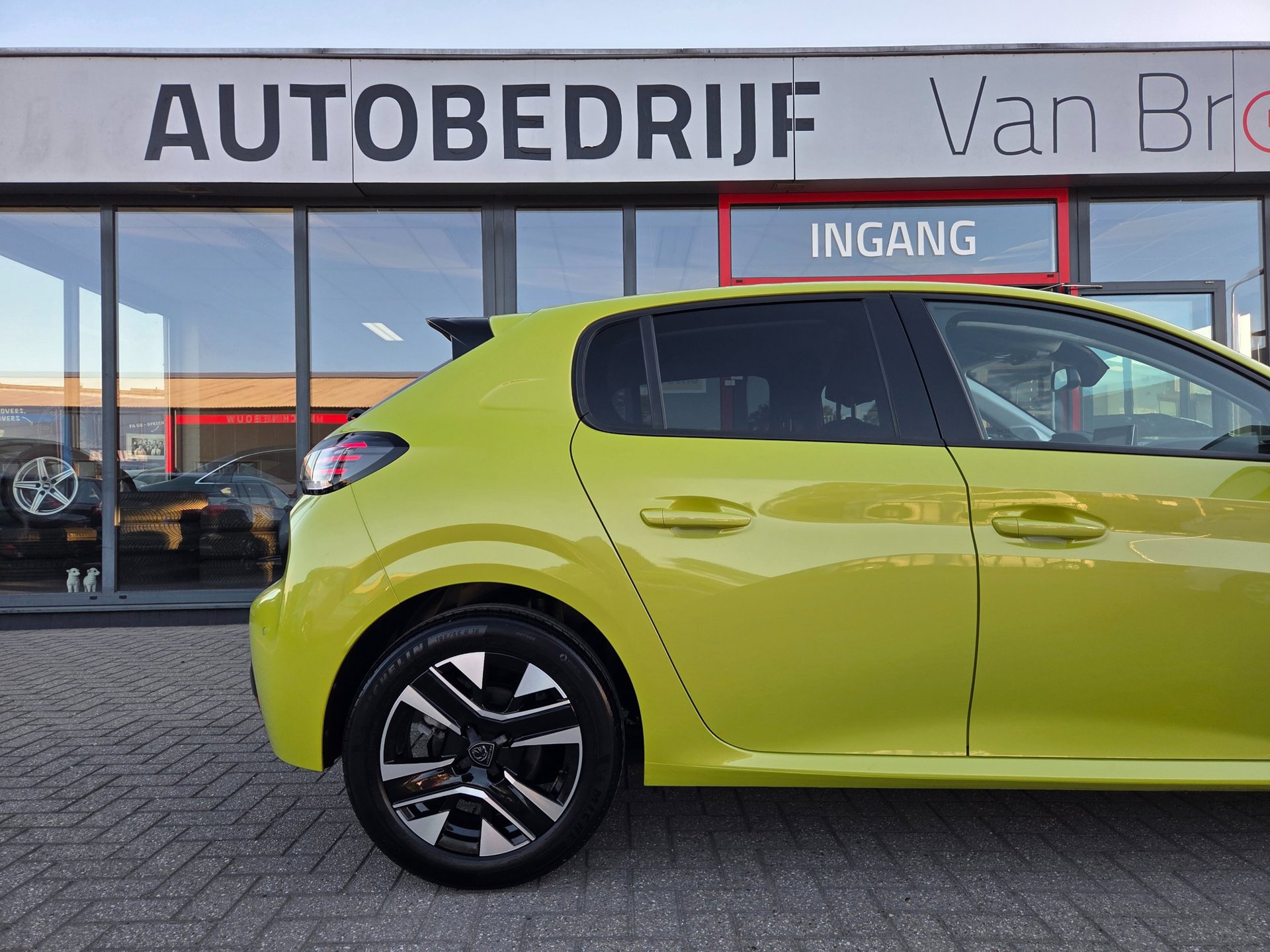 Peugeot 208